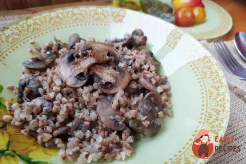 Гречка з грибами на сковороді