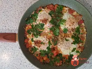 Шакшука на сковороді зі свіжими помідорами
