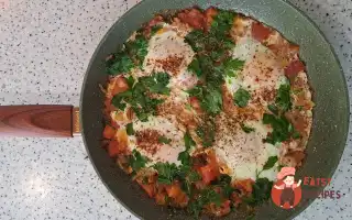 Шакшука На Сковороді Зі Свіжими Помідорами