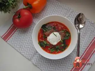 Борщ із молодою капустою та домашнім томатом