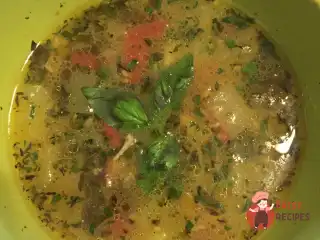 Суп із кабачків із заправкою із зеленого базиліка