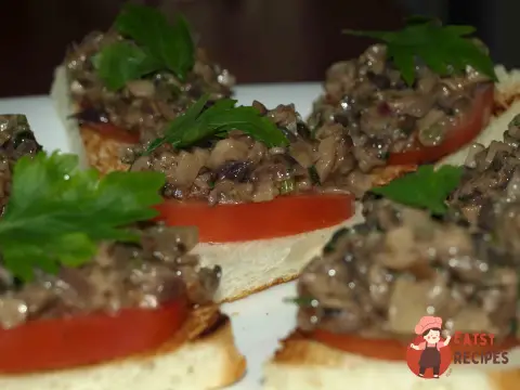 Брускетта з помідорами, печерицями та цибулею
