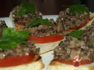 Брускетта з помідорами, печерицями та цибулею