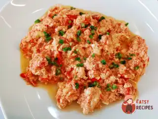 Скрембл з томатами та цибулею