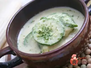 Холодний кисломолочний суп із баклажанами чи кабачками