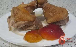 Курка, Тушкована Зі Сливами Та Виноградом