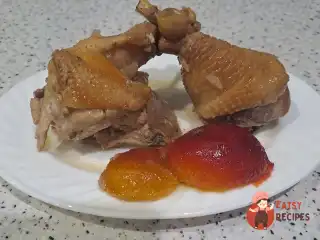 Тушкована курка з сливами та виноградом