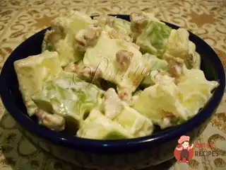 Вальдорфський салат з яблуками та горіхами