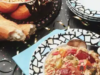 Рис з ковбасками та беконом