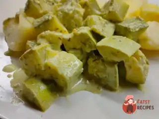 Кабачки, тушковані в сметанному соусі з зеленню