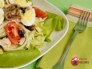 Салат з тунця та анчоусів зі свіжими овочами та зеленню