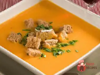 Гарбузовий суп з каррі та сухариками