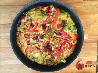 Фріттата з брокколі, червоним перцем і шинкою брезаолу.