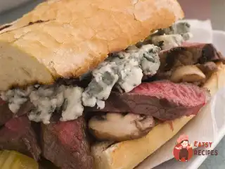 Сендвічі з яловичим стейком, печерицями та кремом з базиліку.