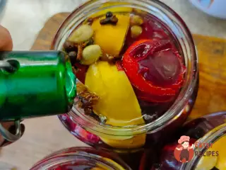 Крок 15: Мариновані сливи з яблуками на зиму
