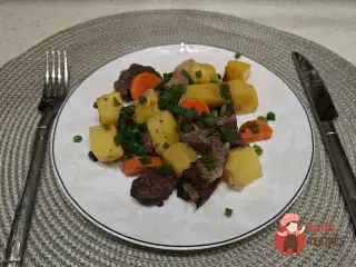 Яловичина з картоплею та петрушкою в рукаві