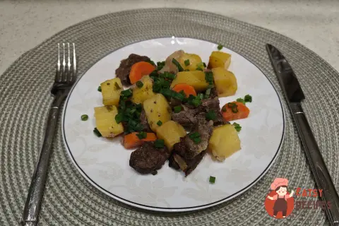 Яловичина з картоплею та петрушкою в рукаві