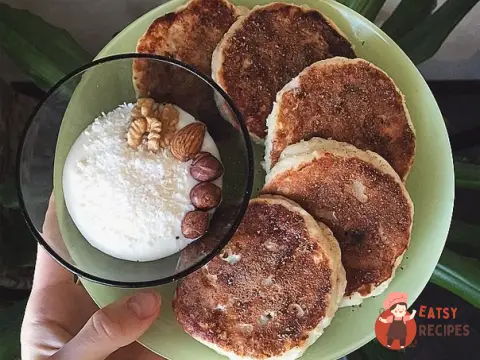 Сирники на рисовому борошні з шоколадом та бананами