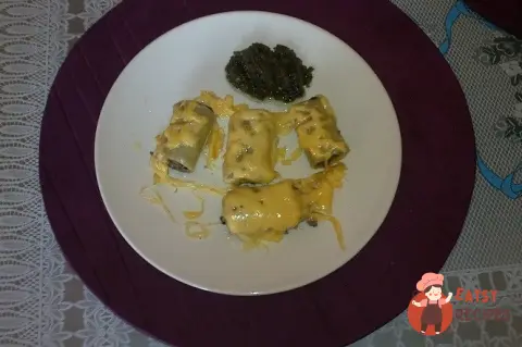 Каннеллоні, фаршировані куркою з чорносливом, з песто