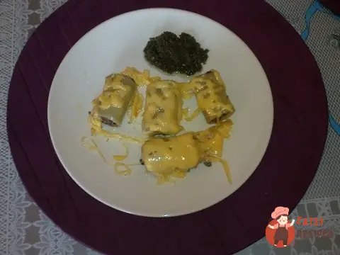 Каннеллоні, фаршировані куркою з чорносливом, з песто