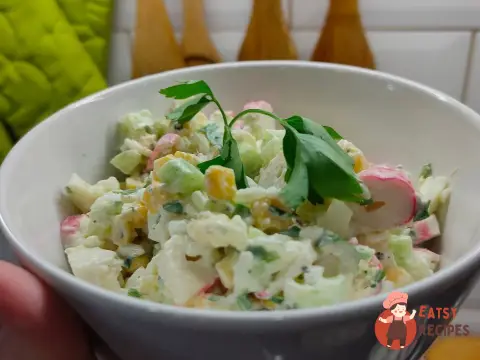 Салат з крабовими паличками рисом та кукурудзою.