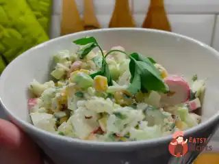 Салат з крабовими паличками рисом та кукурудзою.