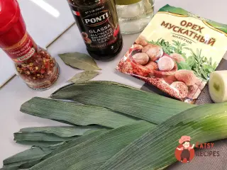 Крок 1: Пікантний лук-порей у сметані та бальзамічному кремі