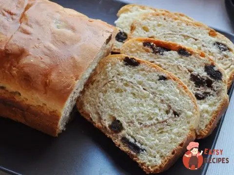 Домашній хліб із родзинками та корицею