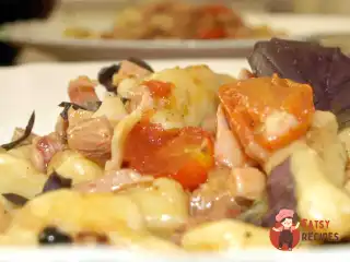 Картопляні ньоккі (клецьки) з помідорами чері та копченою куркою