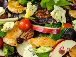 Салат з яблуками, блакитним сиром та горіхами пекан