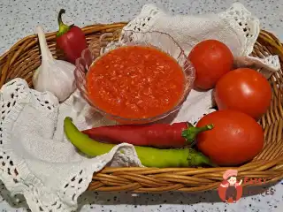 Аджика без варіння з часником та хріном