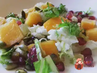 Салат з сиром, манго та білим грейпфрутом.