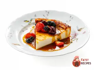 Запеканка з рикотти з ягідним соусом