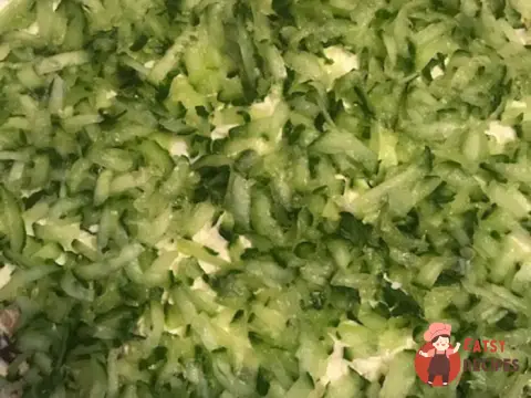 Курячий салат з чорносливом та грибами