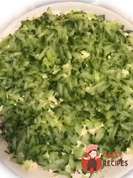 Курячий салат з чорносливом та грибами