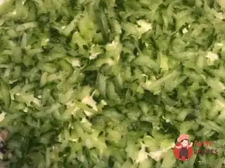 Курячий салат з чорносливом та грибами