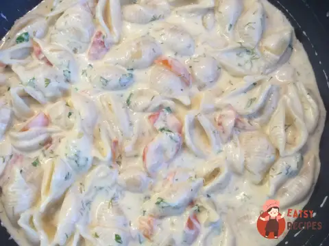 Паста у вершковому соусі з часником та помідорами.
