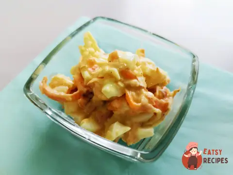 Морквяний салат із сиром та яйцем