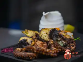 Восьминіг на грилі з соусом дзадзики