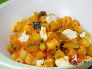 Паста з літнім томатним соусом та цукіні