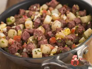 Картопля, тушкована з копченою грудинкою