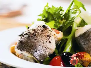 Мікс зелених салатів з рулетами з філе доради