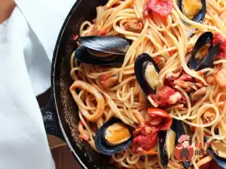 Паста з морепродуктами та червоним перцем