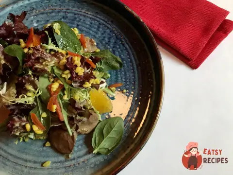 Теплий салат з курячою печінкою та курагою