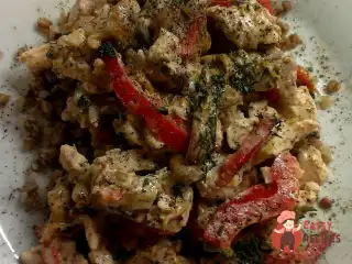 Курка по-строганівськи з лисичками