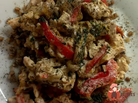 Курка по-строганівськи з лисичками