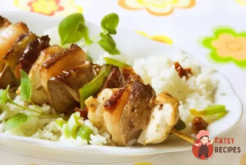 Курячі шашлики з салатом з кускуса та огірків