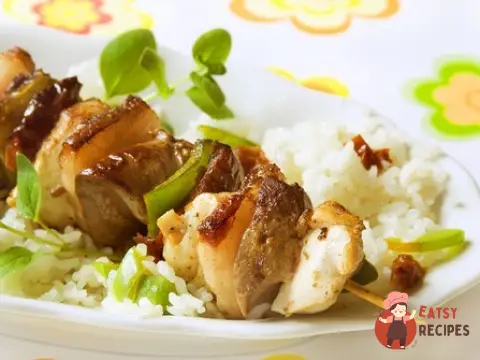 Курячі шашлики з салатом з кускуса та огірків