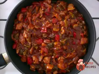 Курка в томатному соусі