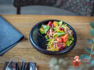 Салат з пряною яловичиною та овочами